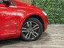 Volvo V40 T2 Edition+ Automaat | Dealer onderhouden | Stoelverwarming | LED Koplampen | Regensensor | Cruise Control | Bluetooth telefoon en Audiostreaming | Audiobediening op stuurwiel | Volledig digitaal TFT instrumentenpaneel met 3 instellingen | Electronic Climate Control L+R | Elektrisch inklapbare buitenspiegels | Automatisch dimmende binnenspiegel | Parkeersensoren achter | Elektrische ramen voor en achter | 16 Inch | Dynamic Textiel charcoal bekleding met wit stiksel | Volvo On Call met mobiele App functie | Fusion Red Metallic |