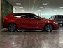 Volvo V40 T2 Edition+ Automaat | Dealer onderhouden | Stoelverwarming | LED Koplampen | Regensensor | Cruise Control | Bluetooth telefoon en Audiostreaming | Audiobediening op stuurwiel | Volledig digitaal TFT instrumentenpaneel met 3 instellingen | Electronic Climate Control L+R | Elektrisch inklapbare buitenspiegels | Automatisch dimmende binnenspiegel | Parkeersensoren achter | Elektrische ramen voor en achter | 16 Inch | Dynamic Textiel charcoal bekleding met wit stiksel | Volvo On Call met mobiele App functie | Fusion Red Metallic |