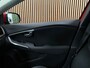 Volvo V40 T2 Edition+ Automaat | Dealer onderhouden | Stoelverwarming | LED Koplampen | Regensensor | Cruise Control | Bluetooth telefoon en Audiostreaming | Audiobediening op stuurwiel | Volledig digitaal TFT instrumentenpaneel met 3 instellingen | Electronic Climate Control L+R | Elektrisch inklapbare buitenspiegels | Automatisch dimmende binnenspiegel | Parkeersensoren achter | Elektrische ramen voor en achter | 16 Inch | Dynamic Textiel charcoal bekleding met wit stiksel | Volvo On Call met mobiele App functie | Fusion Red Metallic |