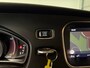 Volvo V40 T2 Edition+ Automaat | Dealer onderhouden | Stoelverwarming | LED Koplampen | Regensensor | Cruise Control | Bluetooth telefoon en Audiostreaming | Audiobediening op stuurwiel | Volledig digitaal TFT instrumentenpaneel met 3 instellingen | Electronic Climate Control L+R | Elektrisch inklapbare buitenspiegels | Automatisch dimmende binnenspiegel | Parkeersensoren achter | Elektrische ramen voor en achter | 16 Inch | Dynamic Textiel charcoal bekleding met wit stiksel | Volvo On Call met mobiele App functie | Fusion Red Metallic |