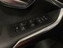 Volvo V40 T2 Edition+ Automaat | Dealer onderhouden | Stoelverwarming | LED Koplampen | Regensensor | Cruise Control | Bluetooth telefoon en Audiostreaming | Audiobediening op stuurwiel | Volledig digitaal TFT instrumentenpaneel met 3 instellingen | Electronic Climate Control L+R | Elektrisch inklapbare buitenspiegels | Automatisch dimmende binnenspiegel | Parkeersensoren achter | Elektrische ramen voor en achter | 16 Inch | Dynamic Textiel charcoal bekleding met wit stiksel | Volvo On Call met mobiele App functie | Fusion Red Metallic |