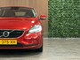 Volvo V40 T2 Edition+ Automaat | Dealer onderhouden | Stoelverwarming | LED Koplampen | Regensensor | Cruise Control | Bluetooth telefoon en Audiostreaming | Audiobediening op stuurwiel | Volledig digitaal TFT instrumentenpaneel met 3 instellingen | Electronic Climate Control L+R | Elektrisch inklapbare buitenspiegels | Automatisch dimmende binnenspiegel | Parkeersensoren achter | Elektrische ramen voor en achter | 16 Inch | Dynamic Textiel charcoal bekleding met wit stiksel | Volvo On Call met mobiele App functie | Fusion Red Metallic |