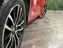Volvo V40 T2 Edition+ Automaat | Dealer onderhouden | Stoelverwarming | LED Koplampen | Regensensor | Cruise Control | Bluetooth telefoon en Audiostreaming | Audiobediening op stuurwiel | Volledig digitaal TFT instrumentenpaneel met 3 instellingen | Electronic Climate Control L+R | Elektrisch inklapbare buitenspiegels | Automatisch dimmende binnenspiegel | Parkeersensoren achter | Elektrische ramen voor en achter | 16 Inch | Dynamic Textiel charcoal bekleding met wit stiksel | Volvo On Call met mobiele App functie | Fusion Red Metallic |