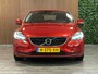 Volvo V40 T2 Edition+ Automaat | Dealer onderhouden | Stoelverwarming | LED Koplampen | Regensensor | Cruise Control | Bluetooth telefoon en Audiostreaming | Audiobediening op stuurwiel | Volledig digitaal TFT instrumentenpaneel met 3 instellingen | Electronic Climate Control L+R | Elektrisch inklapbare buitenspiegels | Automatisch dimmende binnenspiegel | Parkeersensoren achter | Elektrische ramen voor en achter | 16 Inch | Dynamic Textiel charcoal bekleding met wit stiksel | Volvo On Call met mobiele App functie | Fusion Red Metallic |