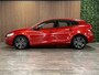 Volvo V40 T2 Edition+ Automaat | Dealer onderhouden | Stoelverwarming | LED Koplampen | Regensensor | Cruise Control | Bluetooth telefoon en Audiostreaming | Audiobediening op stuurwiel | Volledig digitaal TFT instrumentenpaneel met 3 instellingen | Electronic Climate Control L+R | Elektrisch inklapbare buitenspiegels | Automatisch dimmende binnenspiegel | Parkeersensoren achter | Elektrische ramen voor en achter | 16 Inch | Dynamic Textiel charcoal bekleding met wit stiksel | Volvo On Call met mobiele App functie | Fusion Red Metallic |