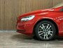 Volvo V40 T2 Edition+ Automaat | Dealer onderhouden | Stoelverwarming | LED Koplampen | Regensensor | Cruise Control | Bluetooth telefoon en Audiostreaming | Audiobediening op stuurwiel | Volledig digitaal TFT instrumentenpaneel met 3 instellingen | Electronic Climate Control L+R | Elektrisch inklapbare buitenspiegels | Automatisch dimmende binnenspiegel | Parkeersensoren achter | Elektrische ramen voor en achter | 16 Inch | Dynamic Textiel charcoal bekleding met wit stiksel | Volvo On Call met mobiele App functie | Fusion Red Metallic |