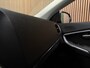 Volvo V40 T2 Edition+ Automaat | Dealer onderhouden | Stoelverwarming | LED Koplampen | Regensensor | Cruise Control | Bluetooth telefoon en Audiostreaming | Audiobediening op stuurwiel | Volledig digitaal TFT instrumentenpaneel met 3 instellingen | Electronic Climate Control L+R | Elektrisch inklapbare buitenspiegels | Automatisch dimmende binnenspiegel | Parkeersensoren achter | Elektrische ramen voor en achter | 16 Inch | Dynamic Textiel charcoal bekleding met wit stiksel | Volvo On Call met mobiele App functie | Fusion Red Metallic |