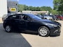 Mazda 3 2.0 Skylease NL-Auto, Dealer Ondh., Navigatie, Apple Carplay / Android Auto, Trekhaak, A.Rij-Camera, Trekhaak, Cruise Controle, Climate Controle 2 zone.