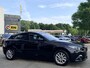 Mazda 3 2.0 Skylease NL-Auto, Dealer Ondh., Navigatie, Apple Carplay / Android Auto, Trekhaak, A.Rij-Camera, Trekhaak, Cruise Controle, Climate Controle 2 zone.