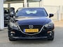 Mazda 3 2.0 Skylease NL-Auto, Dealer Ondh., Navigatie, Apple Carplay / Android Auto, Trekhaak, A.Rij-Camera, Trekhaak, Cruise Controle, Climate Controle 2 zone.