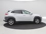 Hyundai Kona 1.6 GDI HEV Premium / Trekhaak / Lederen bekleding / HUD Display / Navigatie / Adaptieve Cruise Control / Elektrisch stoel voor / Stoel verwarming & koeling voor / 1ste eigenaar / NL Auto / Dealeronderhouden/