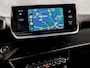 Peugeot 2008 1.2 PureTech Allure Pack 131Pk Automaat (VIRTUAL COCKPIT, APPLE CARPLAY, GROOT NAVI, 360 CAMERA, LEDER, SPORTSTOELEN, KEYLESS, GETINT GLAS, NIEUWSTAAT)