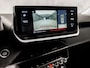 Peugeot 2008 1.2 PureTech Allure Pack 131Pk Automaat (VIRTUAL COCKPIT, APPLE CARPLAY, GROOT NAVI, 360 CAMERA, LEDER, SPORTSTOELEN, KEYLESS, GETINT GLAS, NIEUWSTAAT)