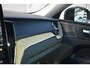 Volvo XC60 T6 Plug-in hybrid AWD Plus Dark | Panoramadak | Trekhaak | Head up display | 360 graden camera | Premium audio by Harman Kardon | Verwarmbare voorstoelen stuurwiel en achterbank