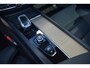 Volvo XC60 T6 Plug-in hybrid AWD Plus Dark | Panoramadak | Trekhaak | Head up display | 360 graden camera | Premium audio by Harman Kardon | Verwarmbare voorstoelen stuurwiel en achterbank
