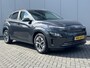Hyundai Kona Electric EV Comfort 39 kWh / SOH 99,8% / 3 fase Laden/ 8 jaar Batterijgarantie/ Fabrieksgarantie tot 04-2027 / Dealer onderhouden / Batterijgarantie tot 04-2030 / WLTP 305 km stad 435 km / CSS snelladen / Warmtepomp / Stuur- & Stoelverwarming / Achteruitrijcamera / Apple Carplay Android Auto /
