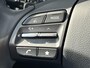 Hyundai Kona Electric EV Comfort 39 kWh / SOH 99,8% / 3 fase Laden/ 8 jaar Batterijgarantie/ Fabrieksgarantie tot 04-2027 / Dealer onderhouden / Batterijgarantie tot 04-2030 / WLTP 305 km stad 435 km / CSS snelladen / Warmtepomp / Stuur- & Stoelverwarming / Achteruitrijcamera / Apple Carplay Android Auto /