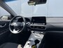 Hyundai Kona Electric EV Comfort 39 kWh / SOH 99,8% / 3 fase Laden/ 8 jaar Batterijgarantie/ Fabrieksgarantie tot 04-2027 / Dealer onderhouden / Batterijgarantie tot 04-2030 / WLTP 305 km stad 435 km / CSS snelladen / Warmtepomp / Stuur- & Stoelverwarming / Achteruitrijcamera / Apple Carplay Android Auto /