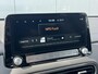 Hyundai Kona Electric EV Comfort 39 kWh / SOH 99,8% / 3 fase Laden/ 8 jaar Batterijgarantie/ Fabrieksgarantie tot 04-2027 / Dealer onderhouden / Batterijgarantie tot 04-2030 / WLTP 305 km stad 435 km / CSS snelladen / Warmtepomp / Stuur- & Stoelverwarming / Achteruitrijcamera / Apple Carplay Android Auto /