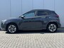 Hyundai Kona Electric EV Comfort 39 kWh / SOH 99,8% / 3 fase Laden/ 8 jaar Batterijgarantie/ Fabrieksgarantie tot 04-2027 / Dealer onderhouden / Batterijgarantie tot 04-2030 / WLTP 305 km stad 435 km / CSS snelladen / Warmtepomp / Stuur- & Stoelverwarming / Achteruitrijcamera / Apple Carplay Android Auto /