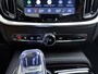 Volvo V60 T8 455pk AWD Ultra Dark Performance Edition / 20 Inch / Heico verlaagd / Stylingkit / Schuif-dak / H&K Audio / Getint glas.