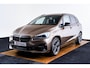 BMW 2-Serie Active Tourer 218i Executive Sport Line - Panormadak - Trekhaak - Elektrische achterklep - PDC voor/achter - Cruise Control - Active Guard - Sportstoelen - Verstelbare achterbank - Armsteun voor -