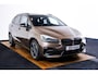 BMW 2-Serie Active Tourer 218i Executive Sport Line - Panormadak - Trekhaak - Elektrische achterklep - PDC voor/achter - Cruise Control - Active Guard - Sportstoelen - Verstelbare achterbank - Armsteun voor -