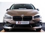 BMW 2-Serie Active Tourer 218i Executive Sport Line - Panormadak - Trekhaak - Elektrische achterklep - PDC voor/achter - Cruise Control - Active Guard - Sportstoelen - Verstelbare achterbank - Armsteun voor -