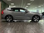 Volvo XC60 T6 AWD Recharge Plus Bright | Trekhaak | Adaptieve Cruise Control Stoelverwarming voor+achter | Stuurwielverwarming | Schuifdak | Parkeercamera | Pilot Assist | Elektrische voorstoelen geheugen | Lederen bekleding | Zitting verlenging voorstoelen | 19 Inch | Google Infotainment | Keyless Drive | Parkeersensoren voor+achter | Privacy Glass | Elektrisch bedienbare achterklep | DAB Radio | Apple Carplay/Android Auto | Draadloos telefoon opladen | Volvo On Call met mobiele App functie | Vapour Grey Metallic |