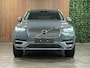 Volvo XC90 T8 AWD Recharge Bright Long Range | Trekhaak | Harman Kardon | 455pk | Adaptieve Cruise Control | Stoelverwarming voor+achter | Stuurwielverwarming | Parkeercamera | Full LED Meesturende koplampen | Pilot Assist | BLIS Dode Hoek Detectie | Elektrische voorstoelen geheugen | Lederen bekleding | Zitting verlenging voorstoelen | 20 Inch | Google Infotainment | Keyless Drive | Privacy Glass | Elektrisch bedienbare achterklep | Geïntegreerd kinderzitje achterin | Verlichte instaplijsten | 7-Persoons | 4-Zone Climate Control | Draadloos telefoon opladen | DAB Radio | Apple Carplay/Android Auto | Volvo On Call met mobiele App functie | Thunder Grey Metallic |