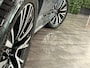 Volvo XC90 T8 AWD Recharge Bright Long Range | Trekhaak | Harman Kardon | 455pk | Adaptieve Cruise Control | Stoelverwarming voor+achter | Stuurwielverwarming | Parkeercamera | Full LED Meesturende koplampen | Pilot Assist | BLIS Dode Hoek Detectie | Elektrische voorstoelen geheugen | Lederen bekleding | Zitting verlenging voorstoelen | 20 Inch | Google Infotainment | Keyless Drive | Privacy Glass | Elektrisch bedienbare achterklep | Geïntegreerd kinderzitje achterin | Verlichte instaplijsten | 7-Persoons | 4-Zone Climate Control | Draadloos telefoon opladen | DAB Radio | Apple Carplay/Android Auto | Volvo On Call met mobiele App functie | Thunder Grey Metallic |