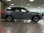 Volvo XC90 T8 AWD Recharge Bright Long Range | Trekhaak | Harman Kardon | 455pk | Adaptieve Cruise Control | Stoelverwarming voor+achter | Stuurwielverwarming | Parkeercamera | Full LED Meesturende koplampen | Pilot Assist | BLIS Dode Hoek Detectie | Elektrische voorstoelen geheugen | Lederen bekleding | Zitting verlenging voorstoelen | 20 Inch | Google Infotainment | Keyless Drive | Privacy Glass | Elektrisch bedienbare achterklep | Geïntegreerd kinderzitje achterin | Verlichte instaplijsten | 7-Persoons | 4-Zone Climate Control | Draadloos telefoon opladen | DAB Radio | Apple Carplay/Android Auto | Volvo On Call met mobiele App functie | Thunder Grey Metallic |
