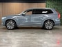Volvo XC90 T8 AWD Recharge Bright Long Range | Trekhaak | Harman Kardon | 455pk | Adaptieve Cruise Control | Stoelverwarming voor+achter | Stuurwielverwarming | Parkeercamera | Full LED Meesturende koplampen | Pilot Assist | BLIS Dode Hoek Detectie | Elektrische voorstoelen geheugen | Lederen bekleding | Zitting verlenging voorstoelen | 20 Inch | Google Infotainment | Keyless Drive | Privacy Glass | Elektrisch bedienbare achterklep | Geïntegreerd kinderzitje achterin | Verlichte instaplijsten | 7-Persoons | 4-Zone Climate Control | Draadloos telefoon opladen | DAB Radio | Apple Carplay/Android Auto | Volvo On Call met mobiele App functie | Thunder Grey Metallic |