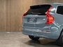 Volvo XC90 T8 AWD Recharge Bright Long Range | Trekhaak | Harman Kardon | 455pk | Adaptieve Cruise Control | Stoelverwarming voor+achter | Stuurwielverwarming | Parkeercamera | Full LED Meesturende koplampen | Pilot Assist | BLIS Dode Hoek Detectie | Elektrische voorstoelen geheugen | Lederen bekleding | Zitting verlenging voorstoelen | 20 Inch | Google Infotainment | Keyless Drive | Privacy Glass | Elektrisch bedienbare achterklep | Geïntegreerd kinderzitje achterin | Verlichte instaplijsten | 7-Persoons | 4-Zone Climate Control | Draadloos telefoon opladen | DAB Radio | Apple Carplay/Android Auto | Volvo On Call met mobiele App functie | Thunder Grey Metallic |