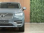 Volvo XC90 T8 AWD Recharge Bright Long Range | Trekhaak | Harman Kardon | 455pk | Adaptieve Cruise Control | Stoelverwarming voor+achter | Stuurwielverwarming | Parkeercamera | Full LED Meesturende koplampen | Pilot Assist | BLIS Dode Hoek Detectie | Elektrische voorstoelen geheugen | Lederen bekleding | Zitting verlenging voorstoelen | 20 Inch | Google Infotainment | Keyless Drive | Privacy Glass | Elektrisch bedienbare achterklep | Geïntegreerd kinderzitje achterin | Verlichte instaplijsten | 7-Persoons | 4-Zone Climate Control | Draadloos telefoon opladen | DAB Radio | Apple Carplay/Android Auto | Volvo On Call met mobiele App functie | Thunder Grey Metallic |