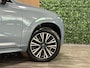 Volvo XC90 T8 AWD Recharge Bright Long Range | Trekhaak | Harman Kardon | 455pk | Adaptieve Cruise Control | Stoelverwarming voor+achter | Stuurwielverwarming | Parkeercamera | Full LED Meesturende koplampen | Pilot Assist | BLIS Dode Hoek Detectie | Elektrische voorstoelen geheugen | Lederen bekleding | Zitting verlenging voorstoelen | 20 Inch | Google Infotainment | Keyless Drive | Privacy Glass | Elektrisch bedienbare achterklep | Geïntegreerd kinderzitje achterin | Verlichte instaplijsten | 7-Persoons | 4-Zone Climate Control | Draadloos telefoon opladen | DAB Radio | Apple Carplay/Android Auto | Volvo On Call met mobiele App functie | Thunder Grey Metallic |