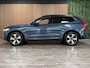 Volvo XC60 T6 AWD Recharge Plus Dark | Harman Kardon | All Season banden | Adaptieve Cruise Control | Stoelverwarming voor+achter | Stuurwielverwarming | Parkeercamera | Standkachel met Volvo On Call App | Full LED Meesturende koplampen | Pilot Assist | Elektrische voorstoelen geheugen | Lederen bekleding | Zitting verlenging voorstoelen | Schuifdak | Parkeercamera | Google Infotainment | 19 Inch | Keyless Drive | Parkeersensoren voor+achter | Privacy Glass | DAB Radio | Apple Carplay/Android Auto | Draadloos telefoon opladen | Volvo On Call met mobiele App functie | Denim Blue Metallic |
