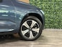 Volvo XC60 T6 AWD Recharge Plus Dark | Harman Kardon | All Season banden | Adaptieve Cruise Control | Stoelverwarming voor+achter | Stuurwielverwarming | Parkeercamera | Standkachel met Volvo On Call App | Full LED Meesturende koplampen | Pilot Assist | Elektrische voorstoelen geheugen | Lederen bekleding | Zitting verlenging voorstoelen | Schuifdak | Parkeercamera | Google Infotainment | 19 Inch | Keyless Drive | Parkeersensoren voor+achter | Privacy Glass | DAB Radio | Apple Carplay/Android Auto | Draadloos telefoon opladen | Volvo On Call met mobiele App functie | Denim Blue Metallic |