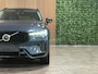 Volvo XC60 T6 AWD Recharge Plus Dark | Harman Kardon | All Season banden | Adaptieve Cruise Control | Stoelverwarming voor+achter | Stuurwielverwarming | Parkeercamera | Standkachel met Volvo On Call App | Full LED Meesturende koplampen | Pilot Assist | Elektrische voorstoelen geheugen | Lederen bekleding | Zitting verlenging voorstoelen | Schuifdak | Parkeercamera | Google Infotainment | 19 Inch | Keyless Drive | Parkeersensoren voor+achter | Privacy Glass | DAB Radio | Apple Carplay/Android Auto | Draadloos telefoon opladen | Volvo On Call met mobiele App functie | Denim Blue Metallic |