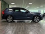 Volvo XC60 T6 AWD Recharge Plus Dark | Harman Kardon | All Season banden | Adaptieve Cruise Control | Stoelverwarming voor+achter | Stuurwielverwarming | Parkeercamera | Standkachel met Volvo On Call App | Full LED Meesturende koplampen | Pilot Assist | Elektrische voorstoelen geheugen | Lederen bekleding | Zitting verlenging voorstoelen | Schuifdak | Parkeercamera | Google Infotainment | 19 Inch | Keyless Drive | Parkeersensoren voor+achter | Privacy Glass | DAB Radio | Apple Carplay/Android Auto | Draadloos telefoon opladen | Volvo On Call met mobiele App functie | Denim Blue Metallic |