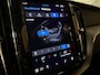 Volvo XC60 T6 AWD Recharge Plus Dark | Harman Kardon | All Season banden | Adaptieve Cruise Control | Stoelverwarming voor+achter | Stuurwielverwarming | Parkeercamera | Standkachel met Volvo On Call App | Full LED Meesturende koplampen | Pilot Assist | Elektrische voorstoelen geheugen | Lederen bekleding | Zitting verlenging voorstoelen | Schuifdak | Parkeercamera | Google Infotainment | 19 Inch | Keyless Drive | Parkeersensoren voor+achter | Privacy Glass | DAB Radio | Apple Carplay/Android Auto | Draadloos telefoon opladen | Volvo On Call met mobiele App functie | Denim Blue Metallic |