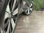 Volvo XC60 T6 AWD Recharge Plus Dark | Harman Kardon | All Season banden | Adaptieve Cruise Control | Stoelverwarming voor+achter | Stuurwielverwarming | Parkeercamera | Standkachel met Volvo On Call App | Full LED Meesturende koplampen | Pilot Assist | Elektrische voorstoelen geheugen | Lederen bekleding | Zitting verlenging voorstoelen | Schuifdak | Parkeercamera | Google Infotainment | 19 Inch | Keyless Drive | Parkeersensoren voor+achter | Privacy Glass | DAB Radio | Apple Carplay/Android Auto | Draadloos telefoon opladen | Volvo On Call met mobiele App functie | Denim Blue Metallic |