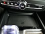 Volvo XC60 T6 Plug-in hybrid AWD Ultra Dark | Panoramadak | 360° camera | Luchtvering | Head-up display | Harman Kardon | Stoel- en stuurverwarming | Trekhaak