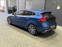 Volvo V40 2.0 T5 R-Design | Bursting Blue | 19 Inch Polestar | Trekhaak | Stoelverwarming | Camera | Getint Glas