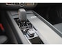 Volvo XC60 T6 Recharge AWD Plus Dark - Panorama/schuifdak - IntelliSafe Assist & Surround - 360º Camera - Verwarmde voorstoelen, stuur & achterbank - Parkeersensoren voor & achter - Elektr. bedienb. voorstoelen met geheugen - Draadloze tel. lader - Inklapbare trekhaak - 19' LMV