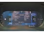 Volvo XC60 T6 Recharge AWD Plus Dark - Panorama/schuifdak - IntelliSafe Assist & Surround - 360º Camera - Verwarmde voorstoelen, stuur & achterbank - Parkeersensoren voor & achter - Elektr. bedienb. voorstoelen met geheugen - Draadloze tel. lader - Inklapbare trekhaak - 19' LMV