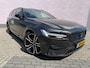 Volvo V90 2.0 T6 Recharge AWD R-Design | Plug-in Hybrid (PHEV) | Panoramadak | Harman Kardon Audio | Luchtvering | Achteruitrijcamera | Parkeersensoren | Keyless Entry | Elektrische Achterklep | Elektrisch Verstelbare Voorstoelen | Cruise Control Adaptief | BLIS | Navigatie