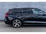 Volvo V60 2.0 B4 R-Design | Panoramadak | Harman Kardon Audio | Achteruitrijcamera | Parkeersensoren | Keyless Entry | Elektrische Achterklep | Stoelverwarming | Navigatie | Apple Carplay | Android Auto
