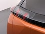 Peugeot e-2008 EV Allure 50kWh SOH 97% Two Tone 3D-Navi Stoelverwarming Apple Carplay Android Auto Ecc Cruise Control Regen-Lichtsensor Privacy Glas Keyless Connected-Apps DAB Bluetooth Led Lane Assist Isofix Dealeronderhouden 1e Eigenaar Origineel Nederlandse Auto