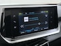 Peugeot e-2008 EV Allure 50kWh SOH 97% Two Tone 3D-Navi Stoelverwarming Apple Carplay Android Auto Ecc Cruise Control Regen-Lichtsensor Privacy Glas Keyless Connected-Apps DAB Bluetooth Led Lane Assist Isofix Dealeronderhouden 1e Eigenaar Origineel Nederlandse Auto